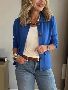 Veste courte élégante bleu vif pour femme en de-velours avec col à revers et boutons.