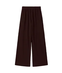 Detalle de pantalones anchos de canalé marrón oscuro para mujer con cintura elástica
