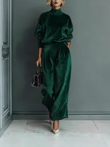 Detail eines eleganten dunkelgrünen Samtsets mit Rollkragenoberteil und weiten Hosen.