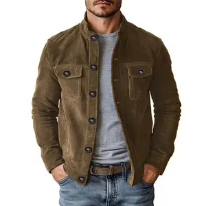Detailansicht der braunen Herren-Wildlederjacke mit stilvollen großen Knöpfen.