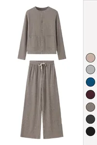 Conjunto de descanso de punto acanalado para mujer con cárdigan y pantalón ancho topo.