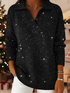 Primo piano di un maglione a polo nero scintillante a maniche lunghe con glitter.