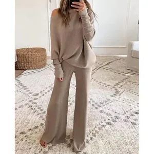 Ensemble en tricot 2 pièces avec haut taupe à épaules dénudées et pantalon large lounge