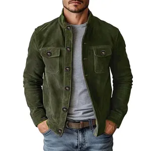 Detail der dunkelgrünen Herrenjacke aus Wildlederimitat mit Stehkragen und Taschen
