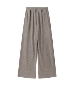 Vista detallada de pantalones de descanso de pierna ancha acanalados para mujer en gris café.