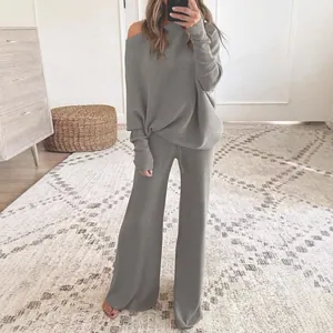 Ensemble deux pièces en maille grise avec haut à manches chauve-souris et pantalon