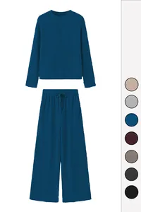 Vista detallada del conjunto de ocio acanalado para mujer con top de botones y pantalón