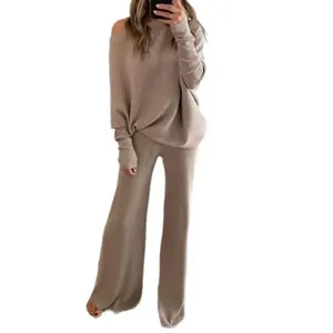 Ensemble tricoté beige deux pièces avec haut à épaules dénudées et pantalon large.