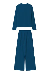 Detalle del conjunto de punto acanalado azul con top de manga larga y pantalón de pernera ancha