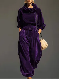 Elegante conjunto de ocio de terciopelo morado para mujer con capucha y pantalones jogger