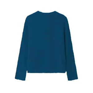 Vista posterior detallada de un cómodo suéter de punto para mujer en azul oscuro acanalado.