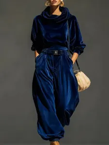 Elegante conjunto de terciopelo azul marino con capucha y pantalones joggers para mujer