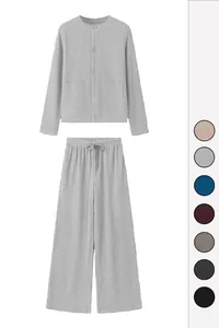 Conjunto de punto acanalado para mujer con top de manga larga y pantalones de pierna ancha.