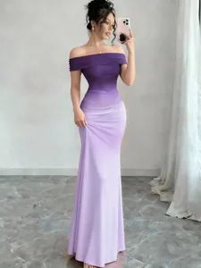 Elegante abito lungo sfumato viola con spalle scoperte e silhouette slim