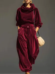 Elegante chándal de terciopelo burdeos con capucha y pantalones deportivos para mujer