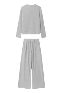 Vista detallada de un conjunto lounge gris de canalé con top de manga larga y pantalón ancho.