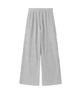 Vista detallada del pantalón de descanso gris acanalado con pernera ancha y cintura elástica cómoda