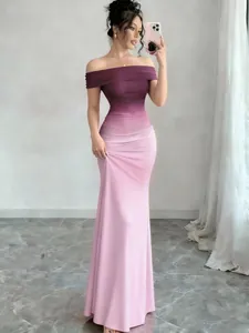 Elegante abito lungo sfumato dal viola al rosa, spalle scoperte con silhouette a sirena slim fit.