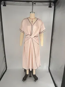 Robe midi rose élégante à col en V avec nœud à la taille et liseré noir