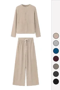 Vista detallada de conjunto de descanso acanalado para mujer con botones y colores.