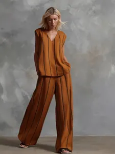 Vue complète d'un ensemble terracotta minimaliste à rayures verticales noires sur un mannequin
