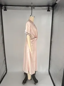 Vue latérale d'une robe longue bohème rose avec passepoil noir sur mannequin.