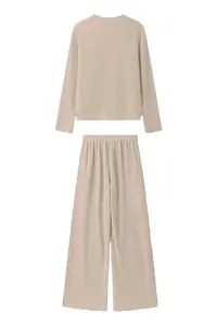 Conjunto beige de punto de canalé de dos piezas con top de manga larga y pantalón ancho