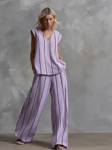 Vue d'ensemble du mannequin en haut lilas sans manches col V et pantalon large à rayures