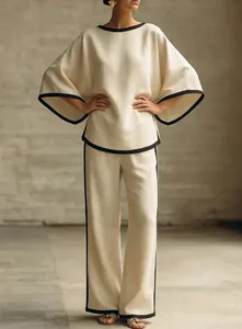 Elegant two-piece set with batwing sleeve top and wide-leg pants in linen fabric