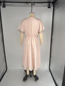 Vue arrière d'une robe midi bohème rose montrant la taille élastique et le bord noir