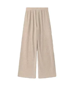 Vista detallada de los pantalones anchos de canalé para mujer en color beige avena