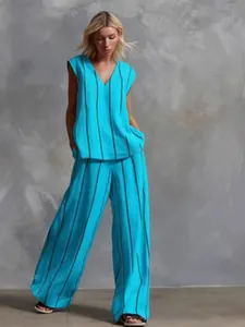 Ensemble deux pièces en lin bleu à rayures avec haut col V et pantalon large fluide.