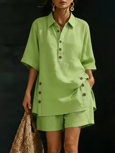 Schickes lindgrünes zweiteiliges Set mit Kurzarmhemd und passenden Shorts für Damen.