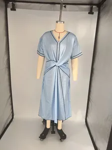 Détail d'une robe longue bleue à col en V avec liseré noir et nœud à la taille