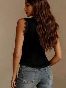 Vue arrière d'un gilet en daim noir ajusté avec bordure en dentelle
