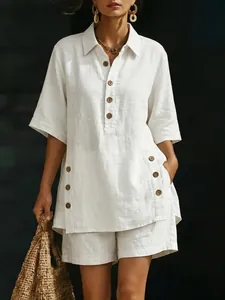 Elegantes weißes zweiteiliges Leinen-Set für Damen mit Button-Down-Hemd und Shorts