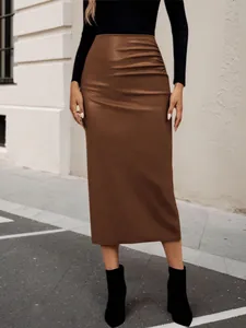 High-waisted slim-fit brown midi skirt featuring elegant side ruching design details