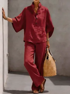 Elegante bordeauxrode linnen set met overhemd met korte mouwen en wijde broek voor dames.