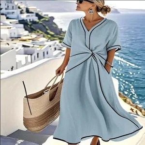 Elegante abito lungo estivo azzurro con scollo a V, bordino nero e dettaglio nodo in vita