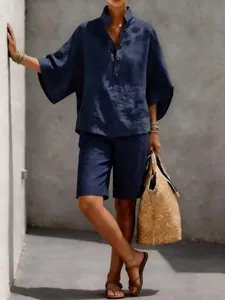 Completo due pezzi in lino blu scuro con camicia a maniche corte e pantaloncini casual da donna.