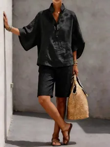 Vista a figura intera di un elegante completo nero in lino a due pezzi per il tempo libero.