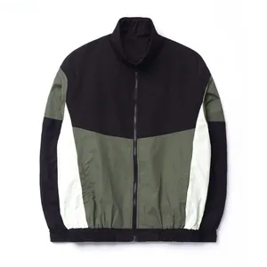 Vista frontal de una chaqueta deportiva cortavientos para hombre con diseño de cuello alto