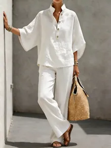 Elegant wit katoen-linnen tweedelig setje met losse blouse en wijde broek