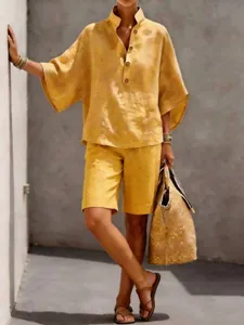 Completo casual due pezzi in lino giallo con camicia a maniche corte e pantaloncini abbinati
