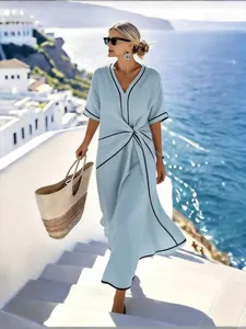 Robe longue bohème bleu clair élégante avec col en V et détail nœud chic à la taille