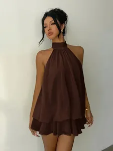 Robe courte dos nu marron élégante avec ourlet à volants superposés pour les vacances