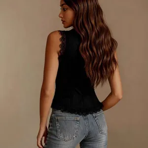 Gilet corset en daim noir de style western avec bordure en dentelle, vue de dos.