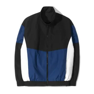 Vista frontal completa de cortavientos para hombre con bloques de color en negro, azul y blanco