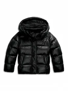 Vista dettagliata di un piumino nero lucido con cappuccio da donna per l'abbigliamento invernale
