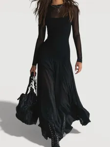 Vista intera di un elegante abito lungo nero in mesh, dalla linea aderente con design a strati